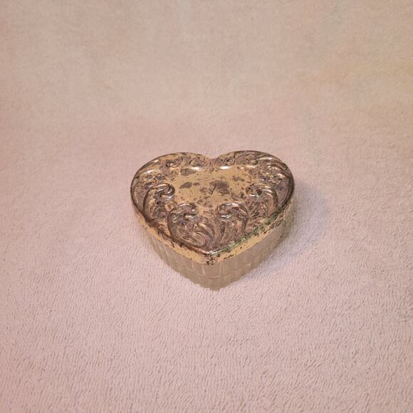 Clear Heart Shaped Glass Jewelry Box w/ Tarnished Silver Plated Cover Vintage - Picture 2 of 5